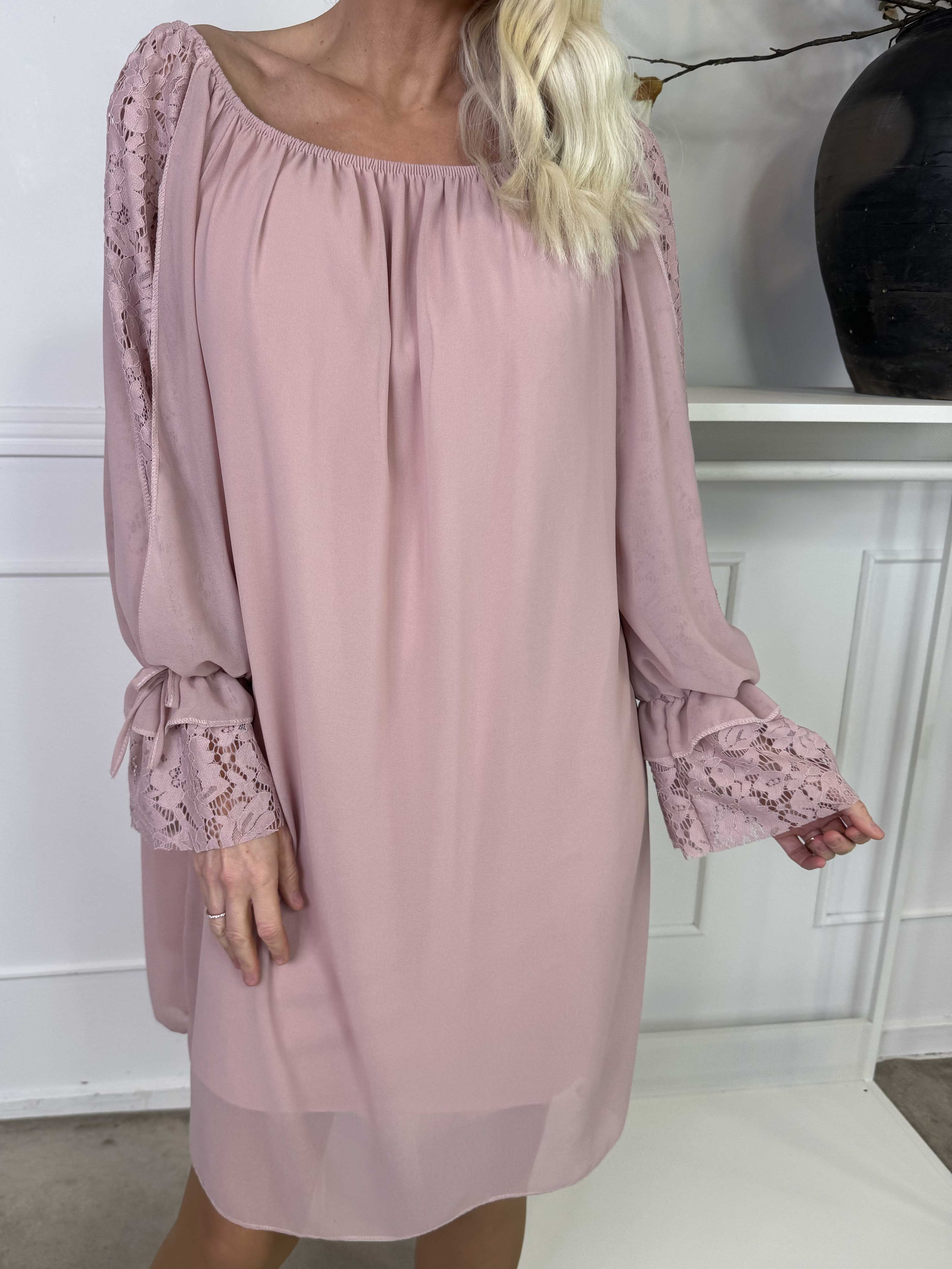 Lupita - Tunikaklänning med ärmar i spets